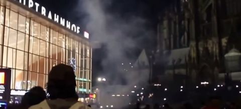 Komplettes Original Video von der Silvester Nacht am 2016 Kölner Hauptbahnhof & Dom Szenen wie im Krieg - Menschenmengen werden beschossen