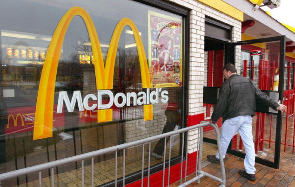 McDonalds beginnt Restaurants in der ganzen USA zu schließen - Die „saubere-Lebensmittel-Bewegung&quot; fegt durch Amerika