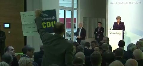 "Zwischenfall bei Merkel-Rede in Halle"