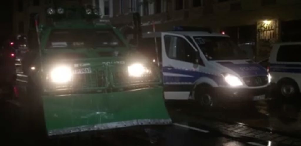 Krawalle Leipzig Connewitz: Hooligans greifen linke Kneipen an. Polizei berichtet.