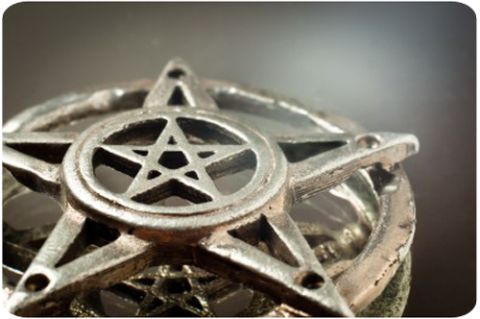 Was sind magische Ritualarbeiten, worauf basieren sie und was bedeutet Wicca?