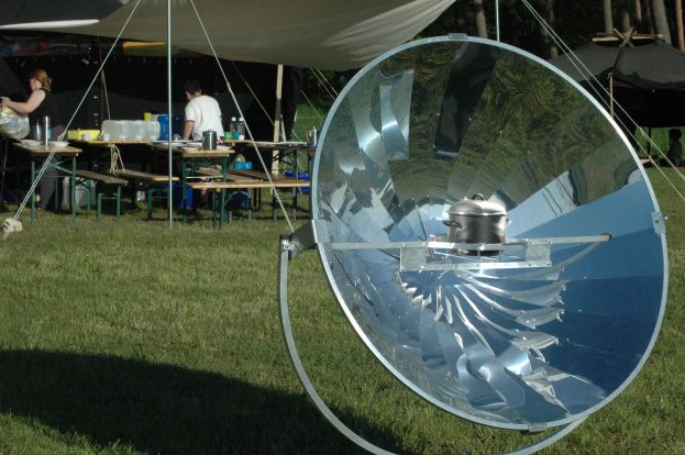 Mit einem Solarkocher kann man ganzjährig und völlig unabhängig von Energievorräten oder -lieferanten kochen, backen, grillen, dünsten, garen und frittieren. Die Leistung eines Solarkochers beträgt bei wolkenlosem Himmel je nach Modell bis zu 700 Watt.