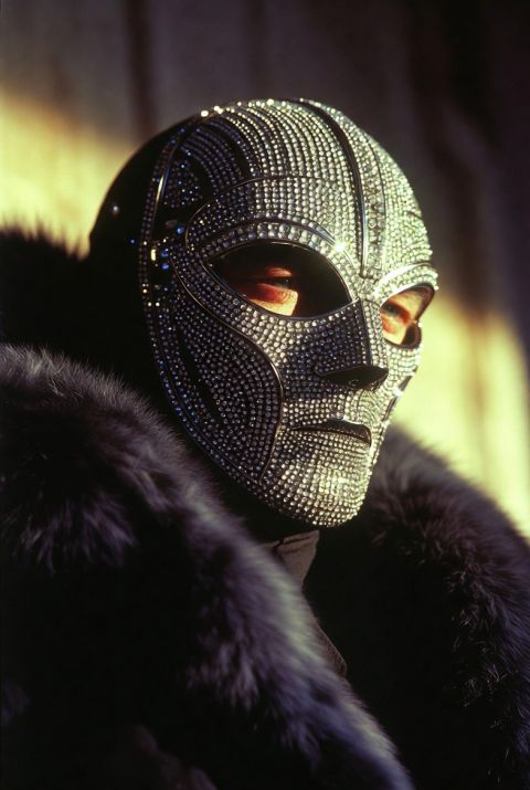 Boris – der maskierte Fake-CEO von aintuition.io. Anonym hinter einer weißen Maske, mit russischem Akzent und Voice-Changer. Symbol für den Ponzi-Scam, der Familien ruiniert.